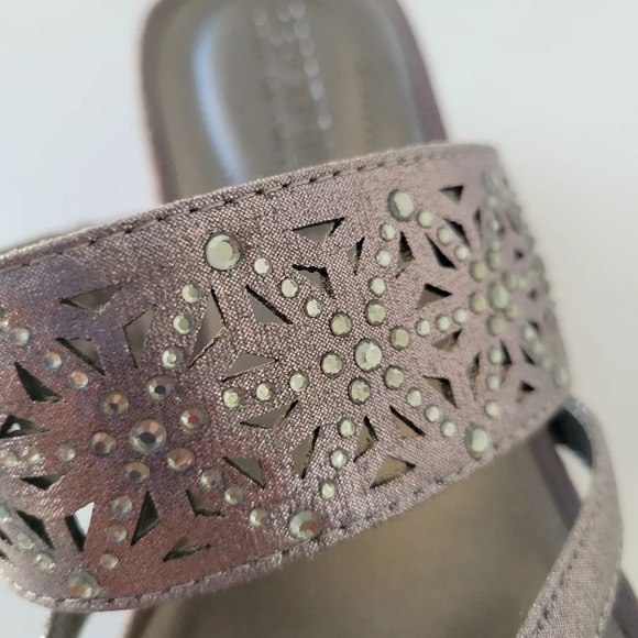 Kenneth Cole Reaction Pewter Sandals w,/ Crystals / Fits best 6.5 - Picture 7 of 7